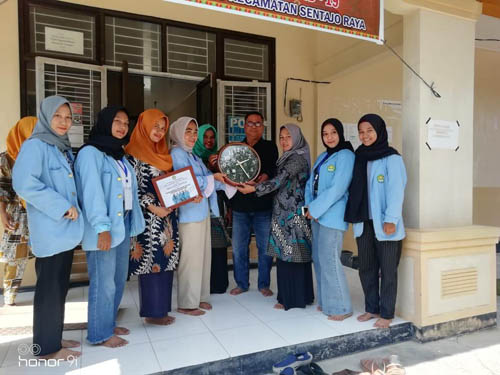 Makan Bersama di Daun Pisang, Acara Perpisahan Relawan Covid-19 Mahasiswa Unri Meriah